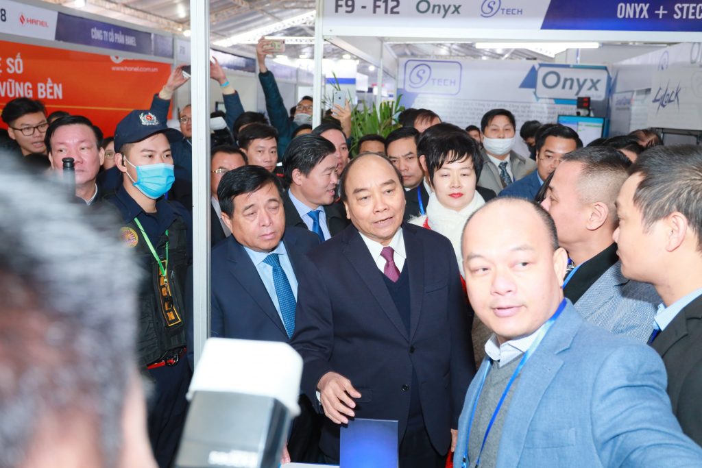 Tổng giám đốc Qi Technologies Nguyễn Hồng Minh chụp ảnh cùng Thủ tưởng và Bộ trưởng